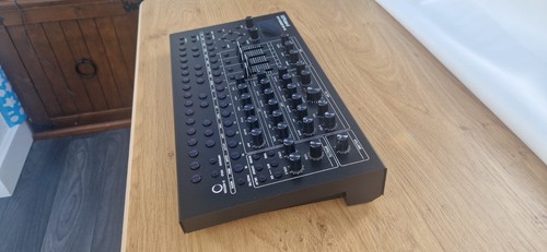 Roland synth - sh-4d,